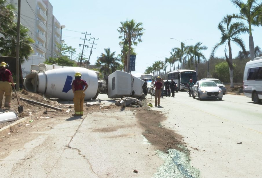 Vuelca camión cargado con concreto en El Tizate