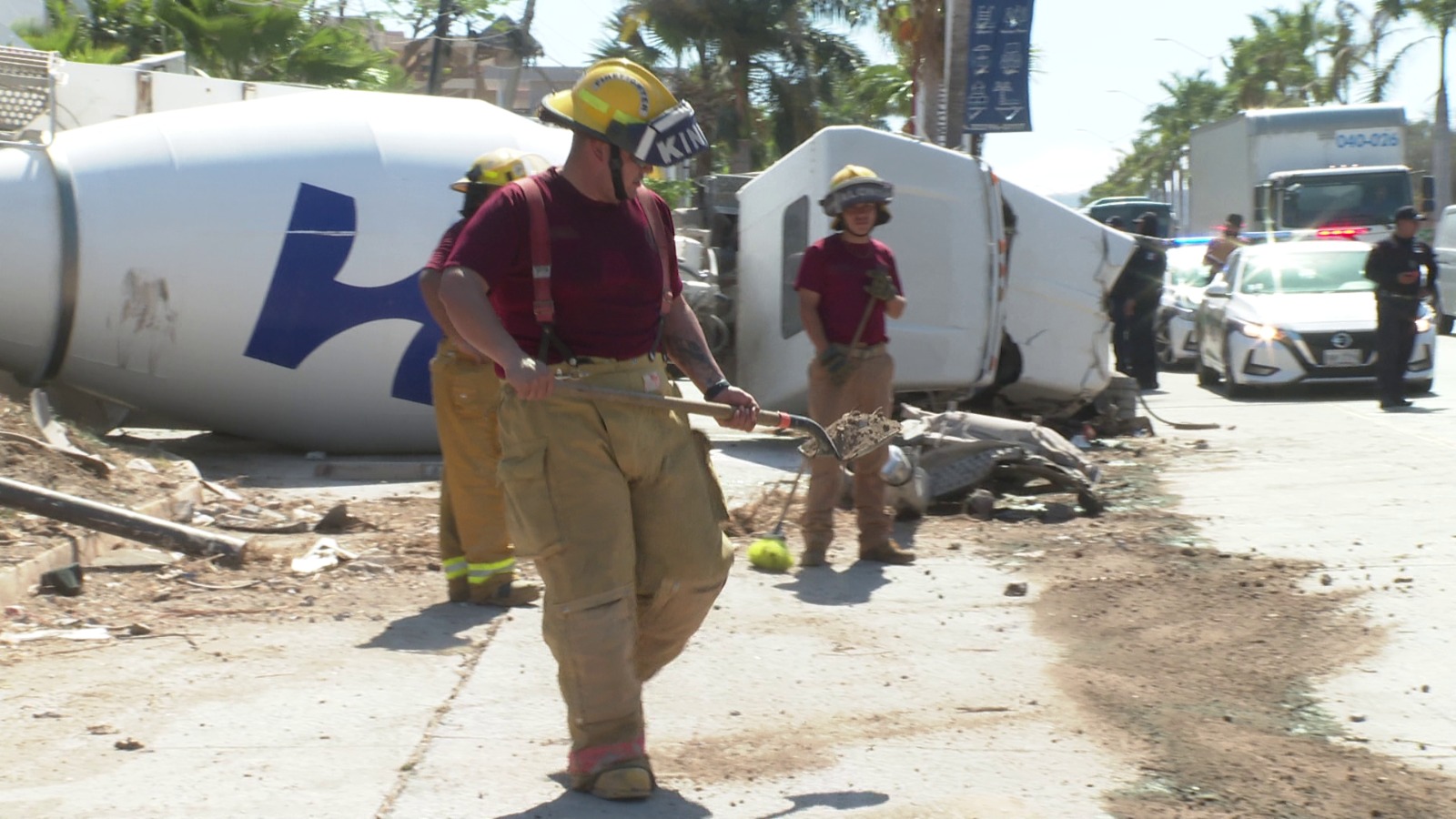 Vuelca camión cargado con concreto en El Tizate