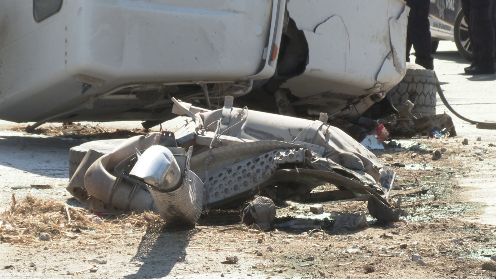 Vuelca camión cargado con concreto en El Tizate