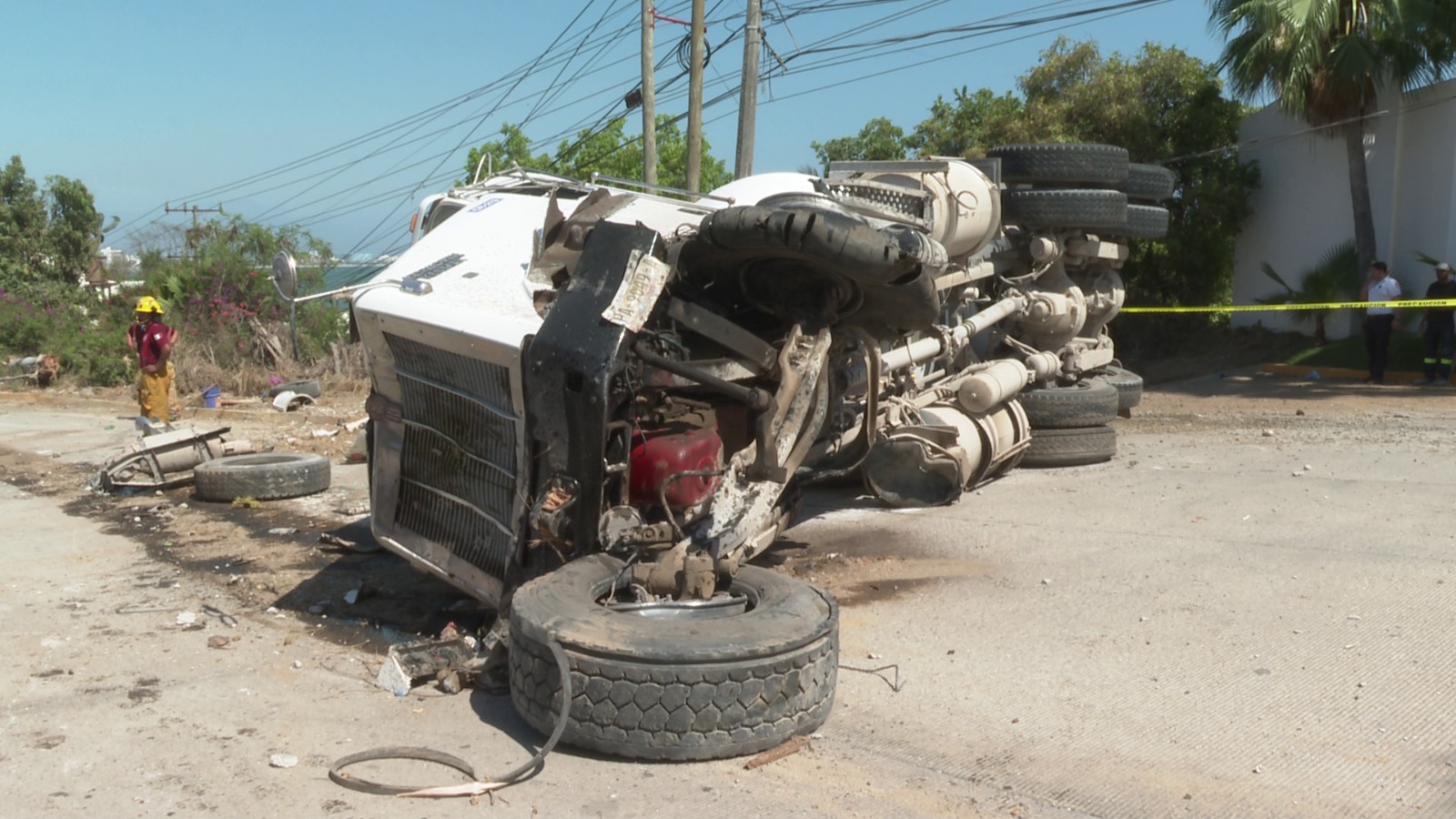 Vuelca camión cargado con concreto en El Tizate