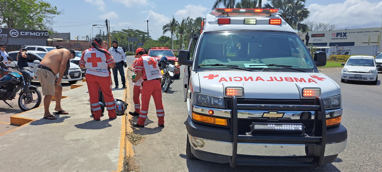 ¡Accidente! Chocan moto y auto en el retorno de Las Juntas