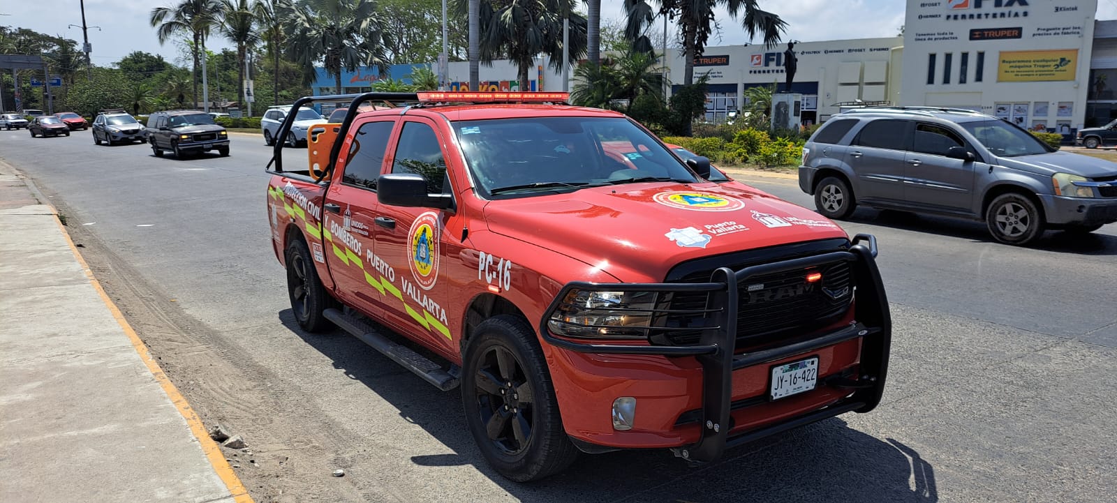 ¡Accidente! Chocan moto y auto en el retorno de Las Juntas