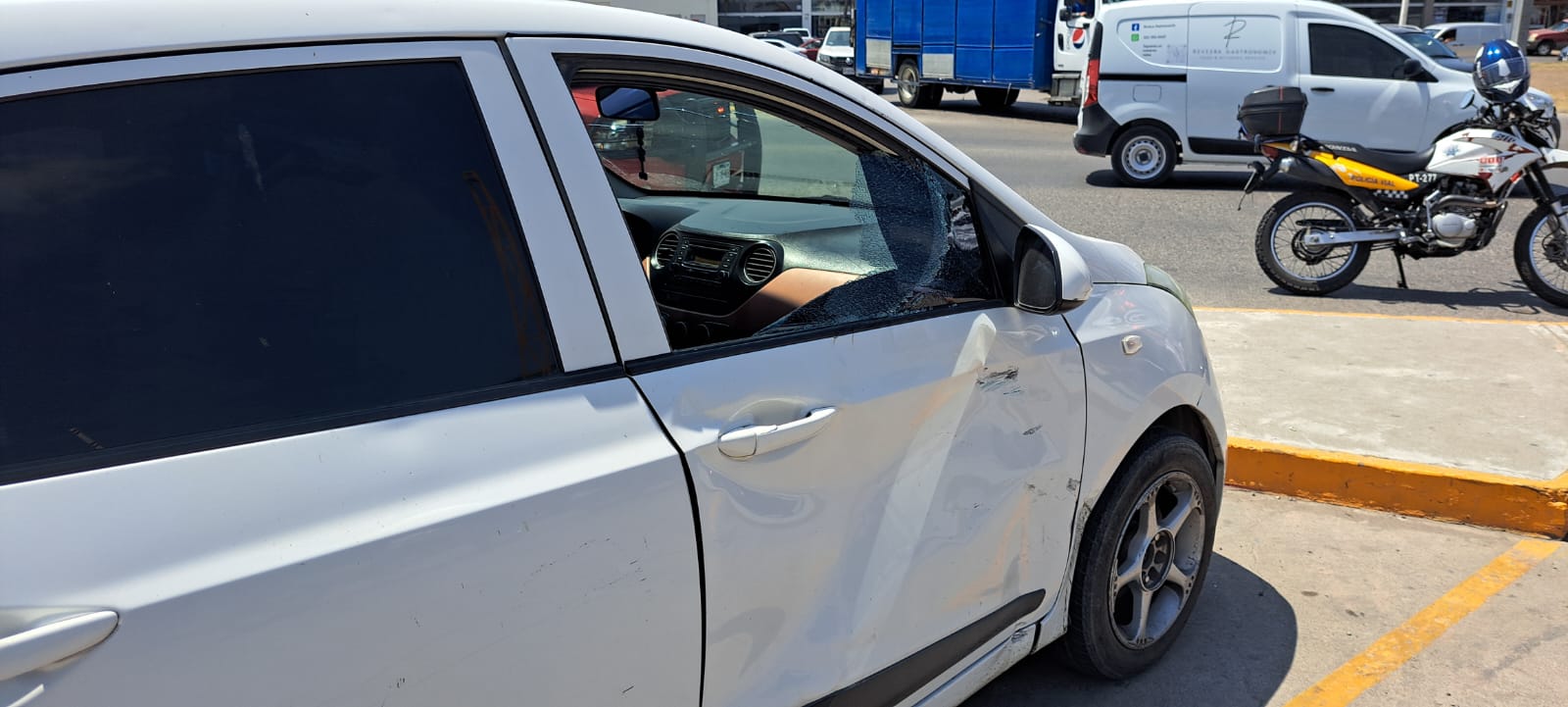 ¡Accidente! Chocan moto y auto en el retorno de Las Juntas