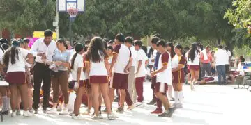Toman medidas en escuelas para proteger a los alumnos del calor extremo