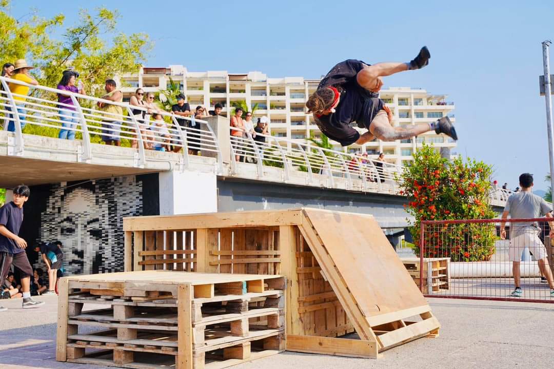 Adrenalina y patinetas en la segunda edición del "Parkour Challenge en Puerto Vallarta