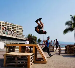Adrenalina y patinetas en la segunda edición del "Parkour Challenge en Puerto Vallarta