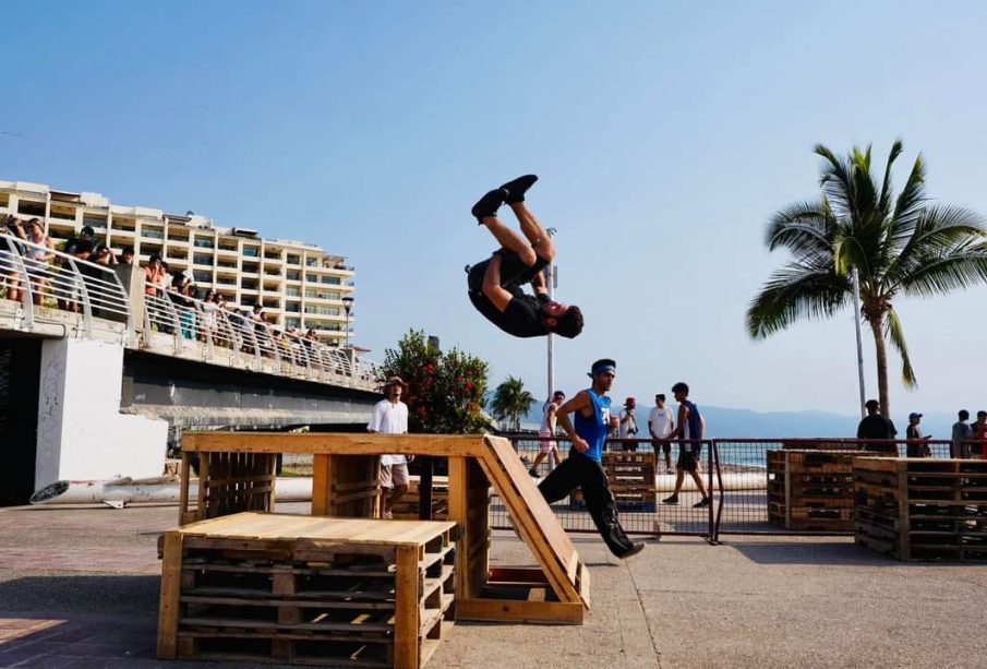 Adrenalina y patinetas en la segunda edición del "Parkour Challenge en Puerto Vallarta