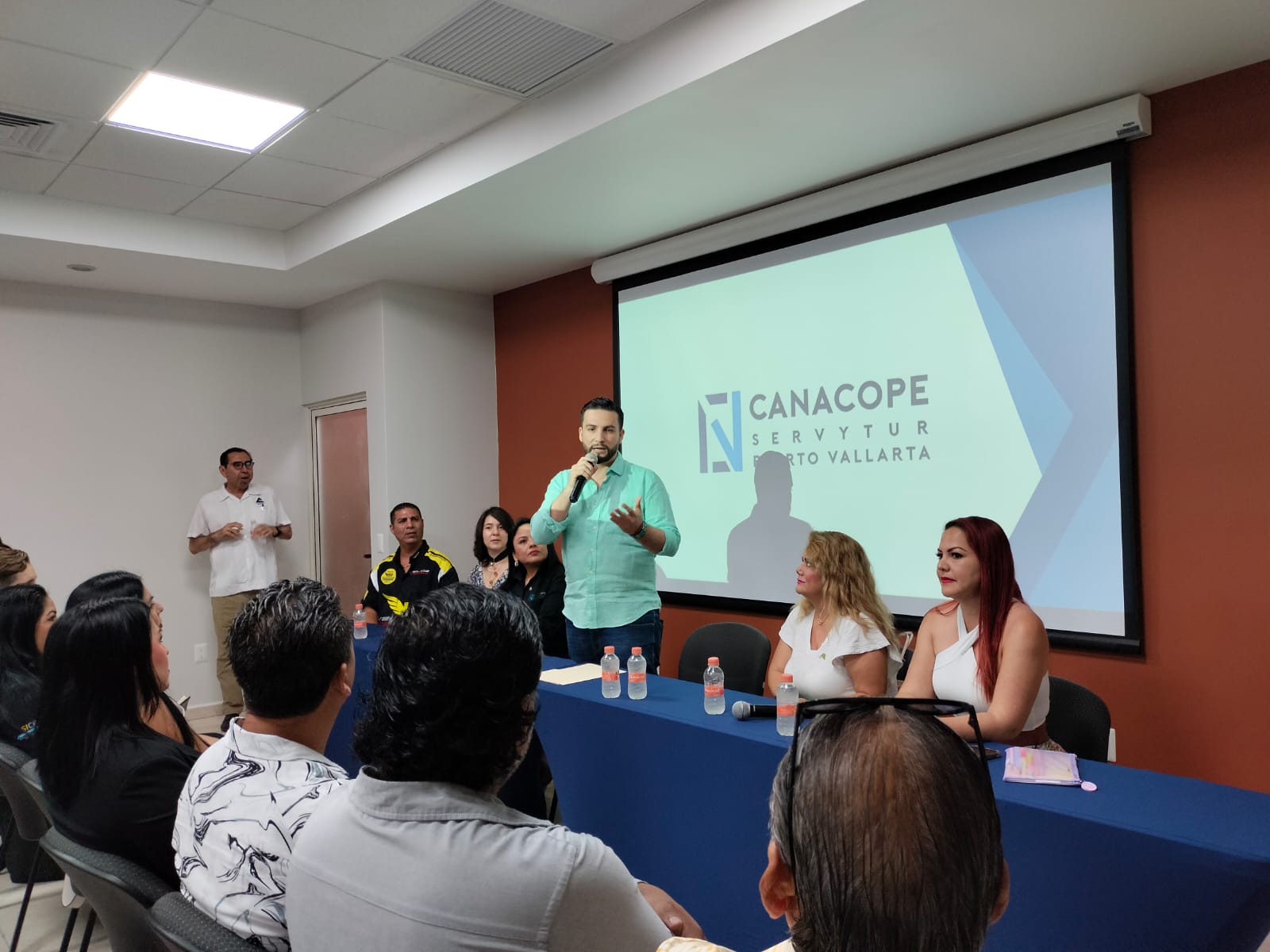 Luis Munguía dialoga con afiliados de la Canacope Vallarta; promete unidad