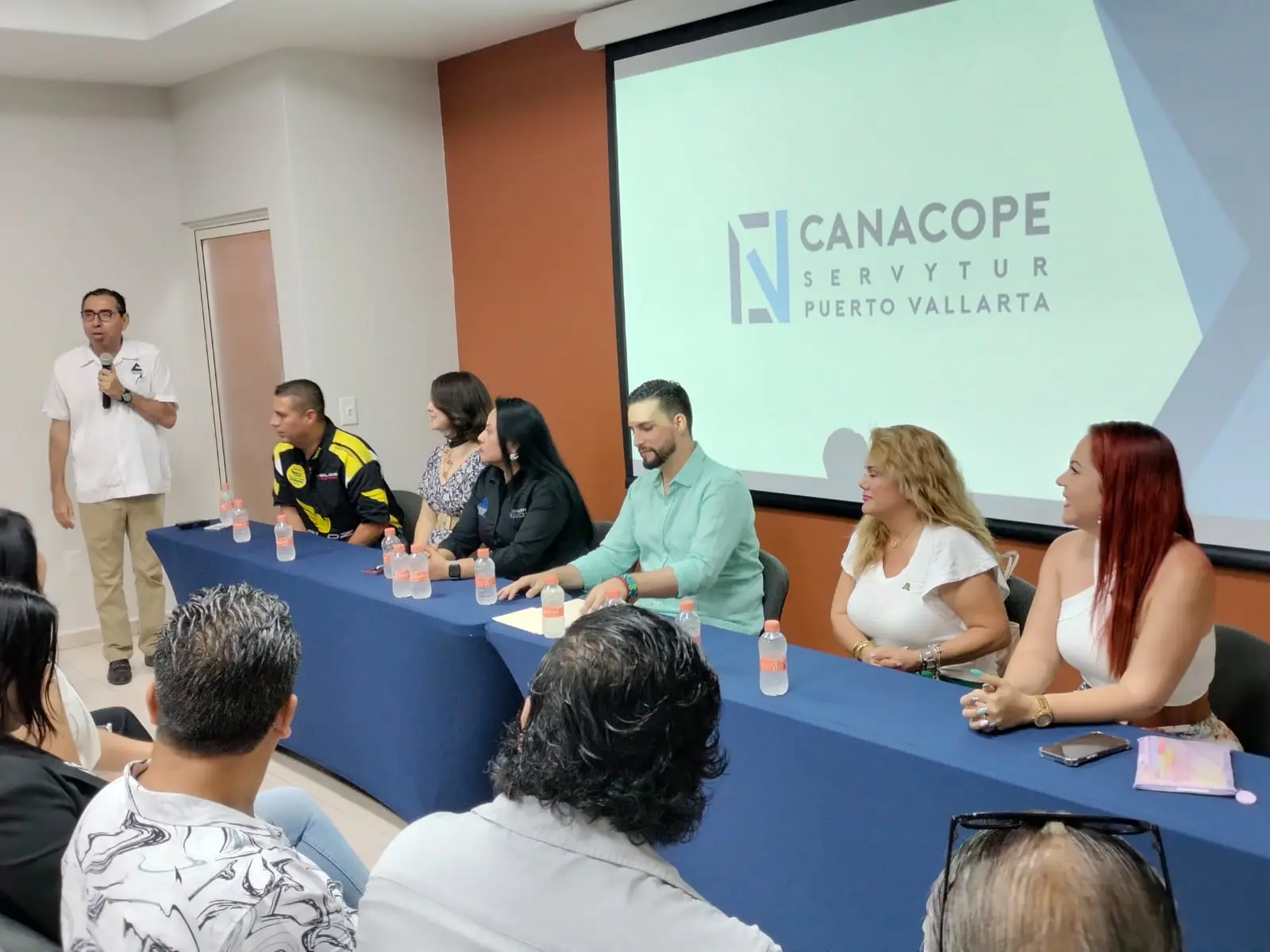 Luis Munguía dialoga con afiliados de la Canacope Vallarta; promete unidad