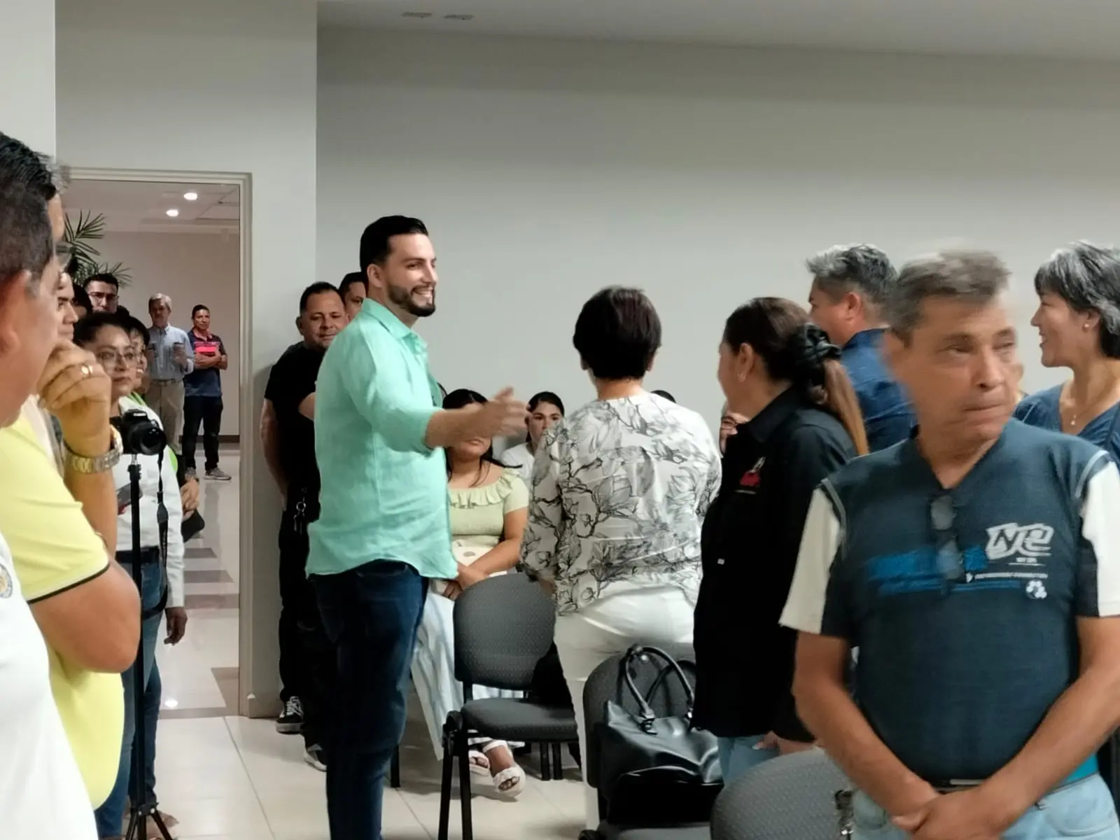 Luis Munguía dialoga con afiliados de la Canacope Vallarta; promete unidad