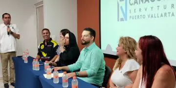 Luis Munguía dialoga con afiliados de la Canacope Vallarta; promete unidad