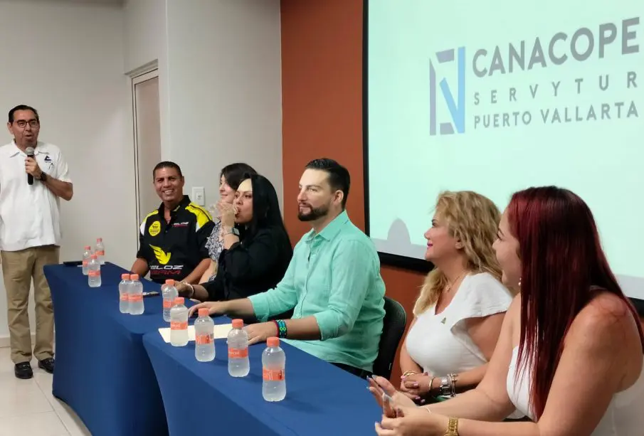 Luis Munguía dialoga con afiliados de la Canacope Vallarta; promete unidad