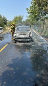 Llamas consumen vehículo en carretera de San Juan a El Colomo