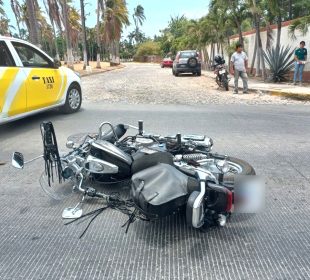 Moto en el suelo tras choque