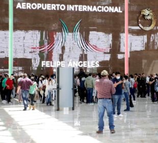 Pasajeros ingresando al AIFA