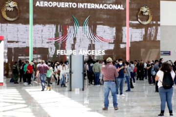 Pasajeros ingresando al AIFA