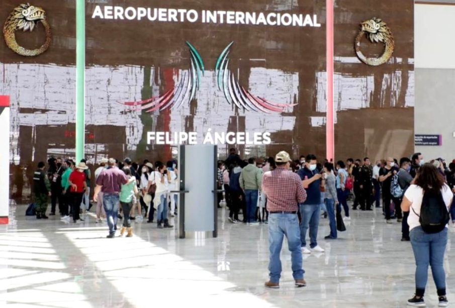 Pasajeros ingresando al AIFA