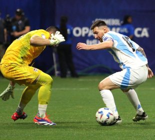 Messi en el campo contra Canadá