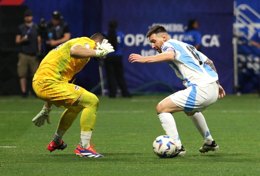 Messi en el campo contra Canadá