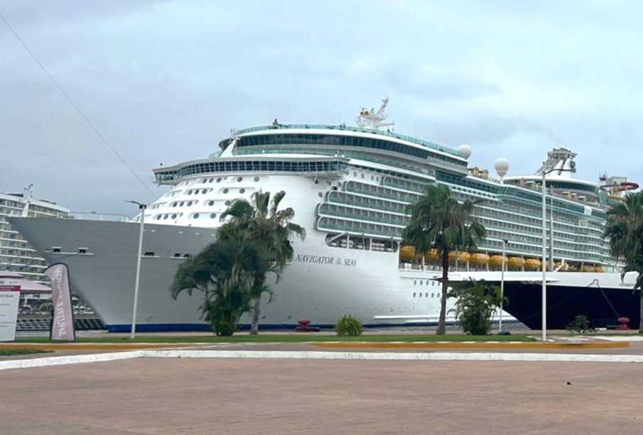 Crucero Navigator Of the Seas en el muelle 2 de Vallarta