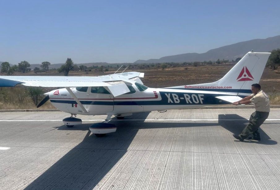 Avioneta aterriza en macrolibramiento