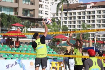 Jugadores de voleibol de playa en Vallarta