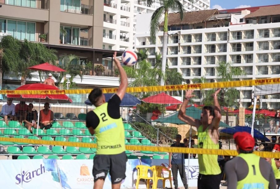 Jugadores de voleibol de playa en Vallarta