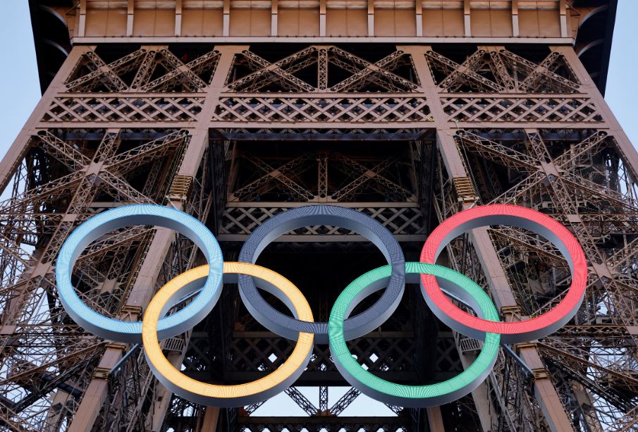 (VIDEO) La Torre Eiffel presume los 5 aros de los Juegos Olímpicos París 2024