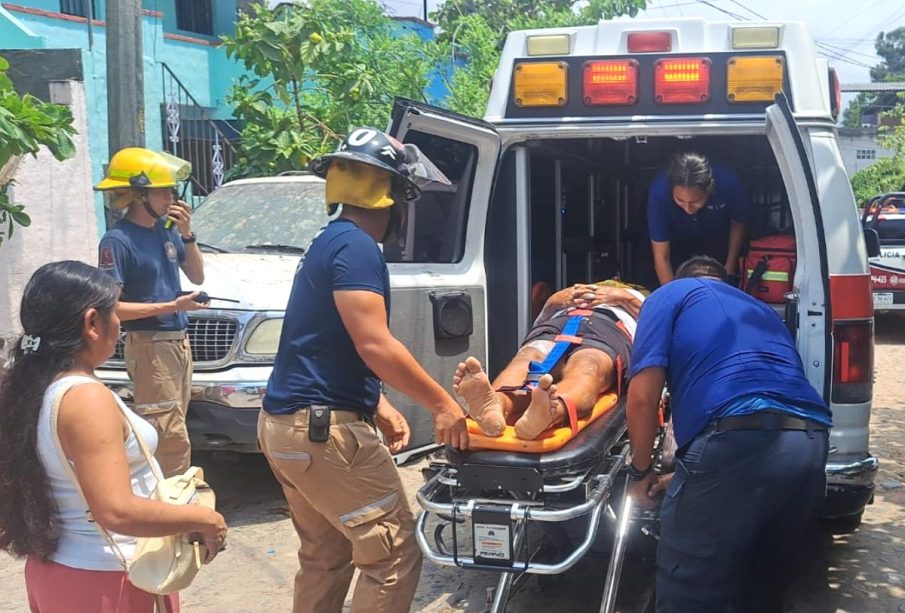 Hombre herido sube a ambulancia