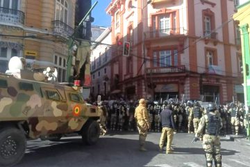 Militares arriban a la casa de gobierno de La Paz