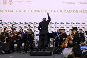 Tocan y cantan el himno de la CDMX