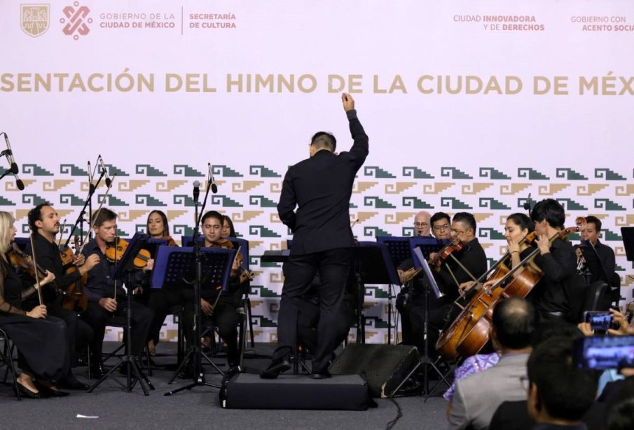 Tocan y cantan el himno de la CDMX