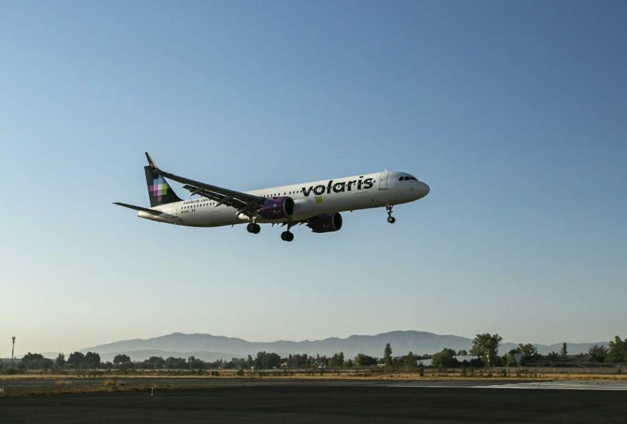 Avión de Volaris en vuelo directo