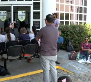 Personas hacen filas en el Instituto de Migración