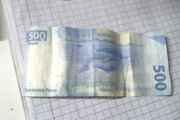 Billete falso en una libreta