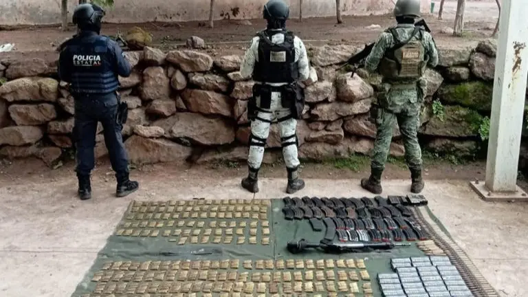 Impresionante golpe en Huajicori, Aseguran arsenal