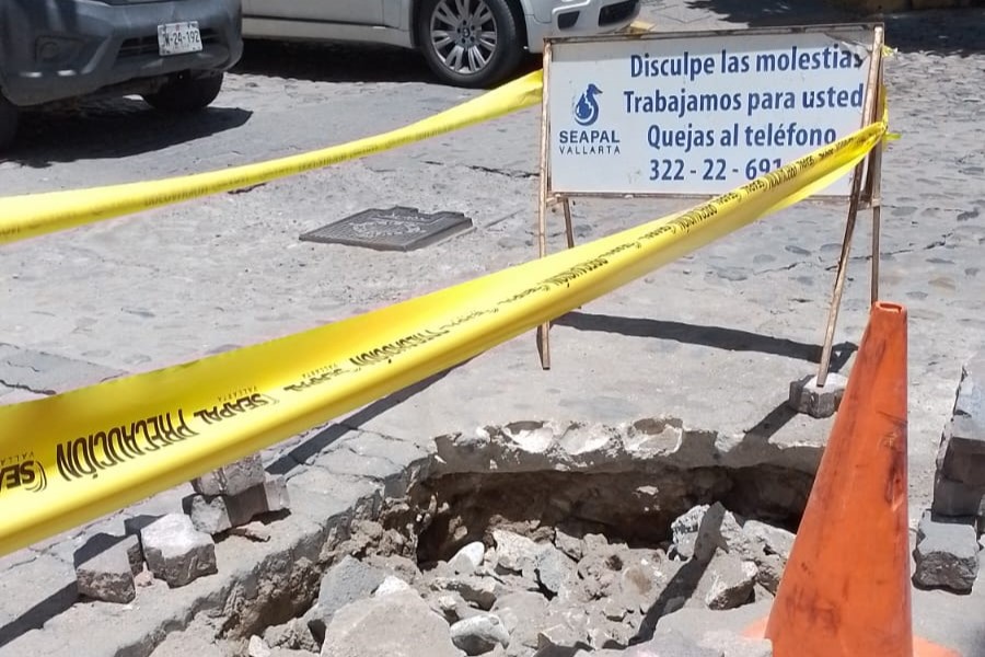 Obras Públicas reparó socavón en pleno centro de Puerto Vallarta