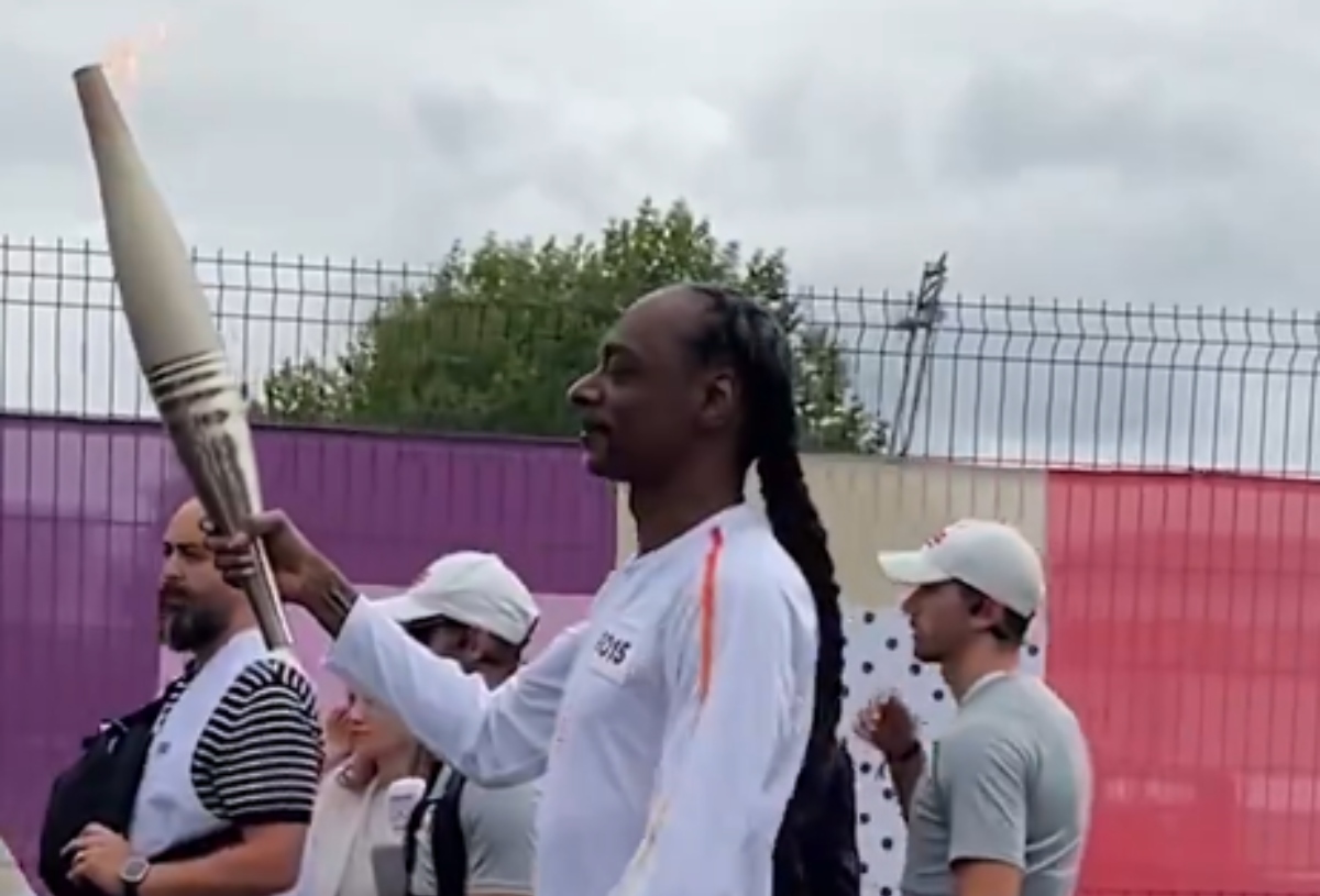 Snoop Dogg lleva la antorcha olímpica en París 2024