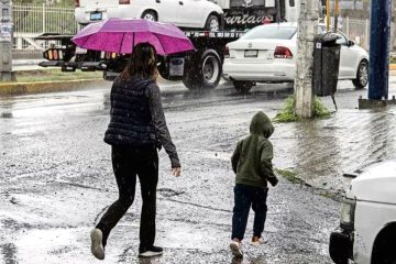 Mujer pasea con un paraguas por la fuerte lluvia