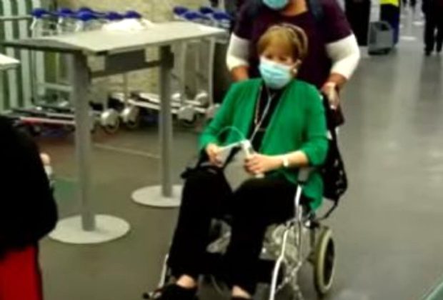 Lolita Ayala pasea en silla de ruedas