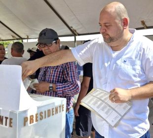 Ramón Guerrero en votación