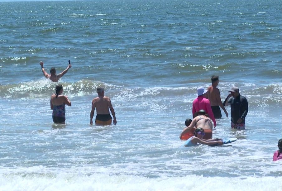 Turistas en playa FIbba