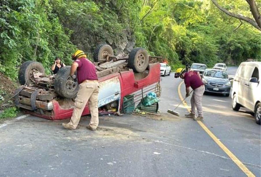 Camioneta volcada en carretera