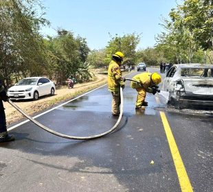 Daños en coche en la carretera Guadalajara Vallarta