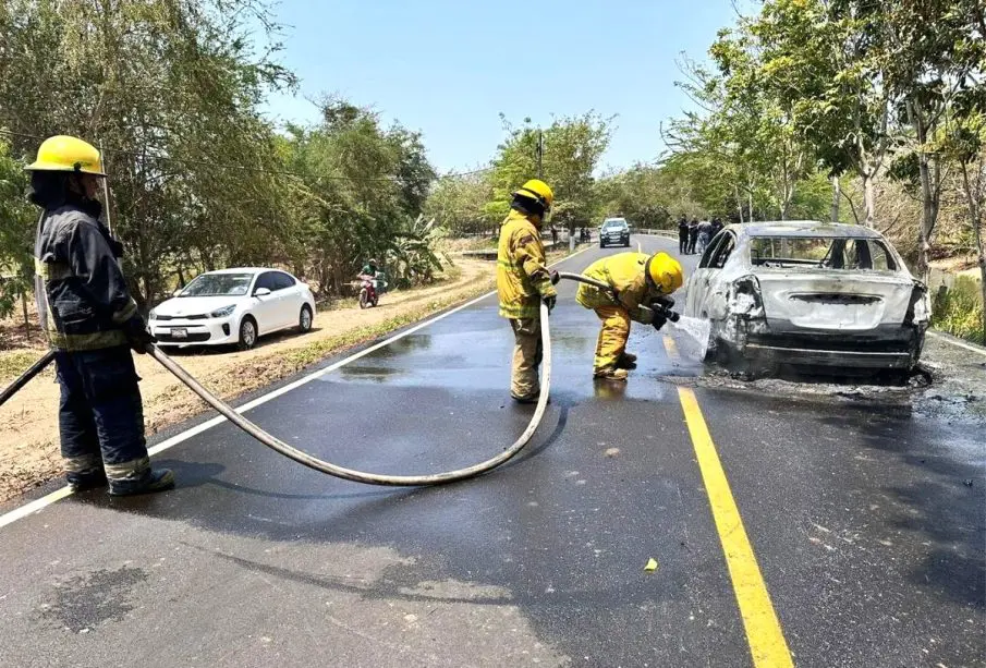 Daños en coche en la carretera Guadalajara Vallarta