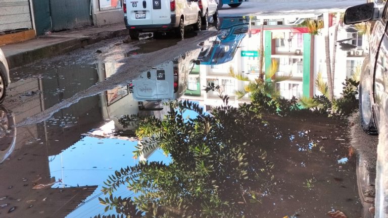 Anegada calle de Versalles, lluvias brotan fallas de obras