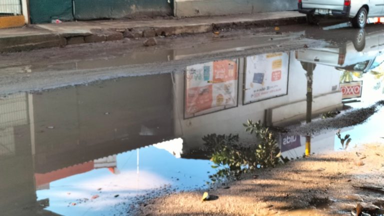 Anegada calle de Versalles, lluvias brotan fallas de obras