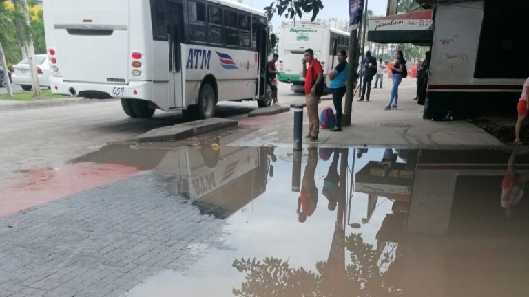 Anegada calle de Versalles, lluvias brotan fallas de obras