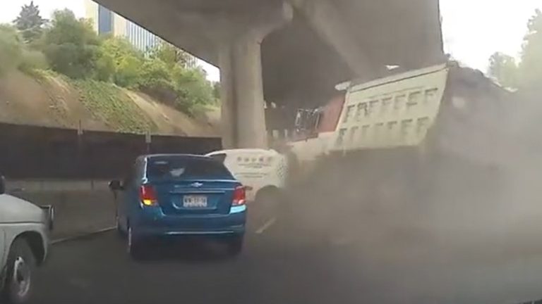 Camión de volteo se vuelca e impacta a camioneta, CDMX (Video)