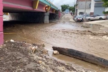 Caos en Bucerías Arroyo del Indio amenaza con arrastrar vehículos